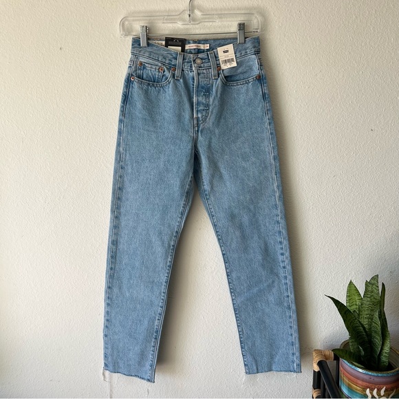 Levi’s Wedgie High Rise Raw Hem Straight Leg Jeans - Picture 4 of 9